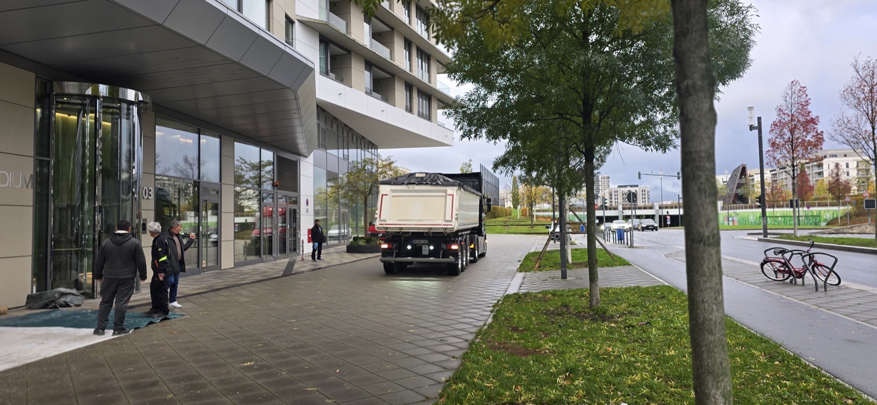 Außenansicht des Wohngebäudes PRAEDUM in der Europaallee Frankfurt mit Materialanlieferung vor dem Haupteingang